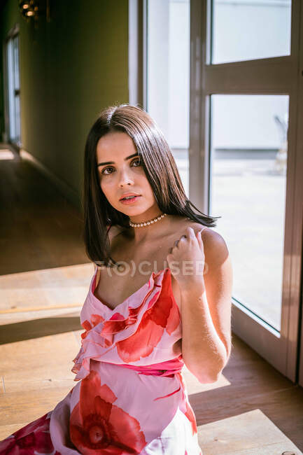 Élégant belle jeune femme en robe posant dans la chambre — Photo de stock