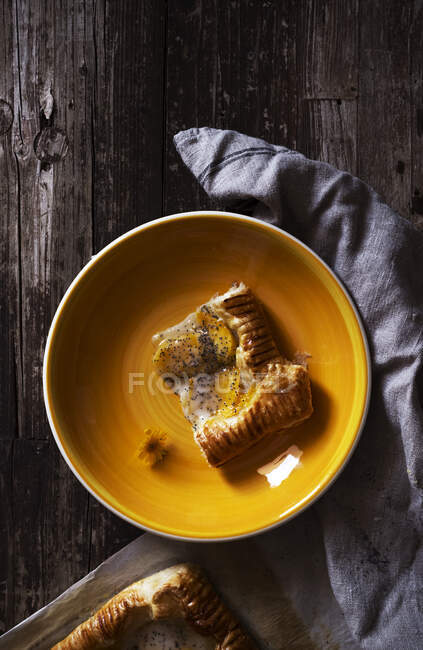 Pedaço de torta na tigela — Fotografia de Stock
