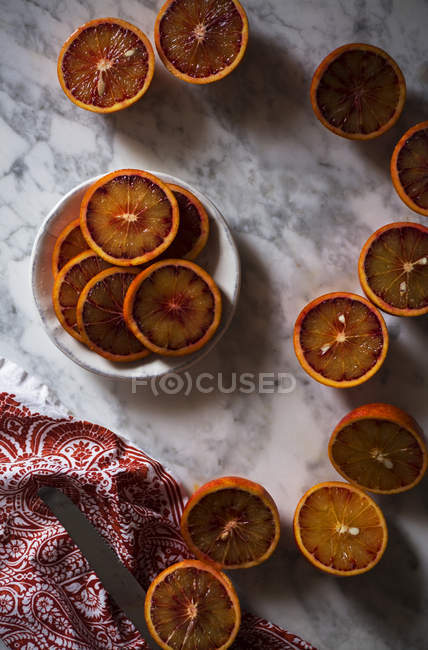 Нарізані апельсини крові на білому мармуровому столі — стокове фото