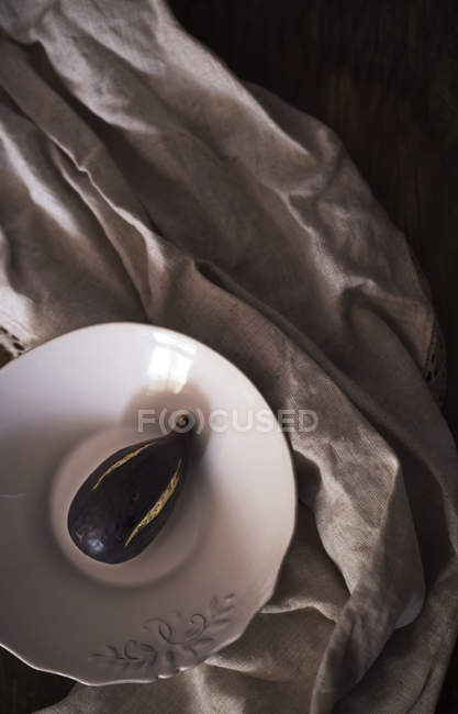 Frische Feige in Schale auf Holztisch mit Stoff — Stockfoto