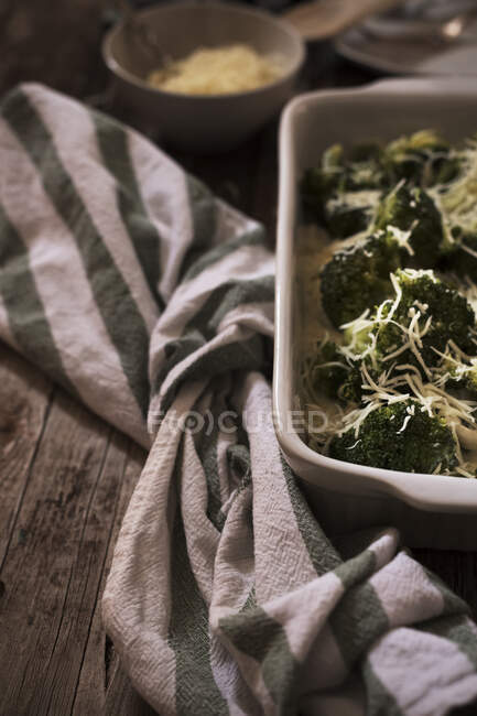 Roasted broccoli with cheese and garlic — Stock Photo