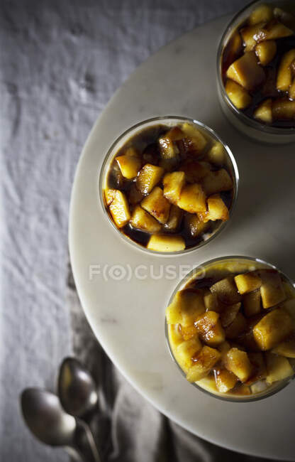 De cima prato com xícaras de deliciosa sobremesa de frutas colocadas em tecido — Fotografia de Stock