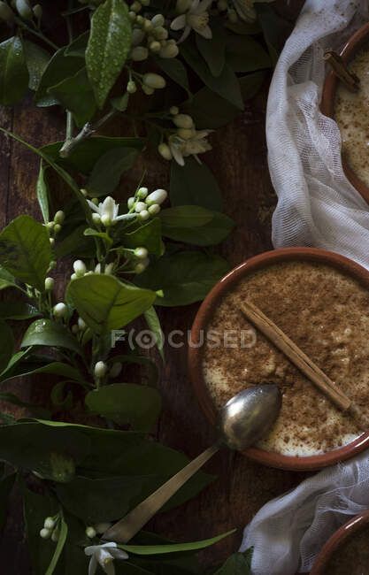 Flores perto de mingau de cereal saboroso — Fotografia de Stock