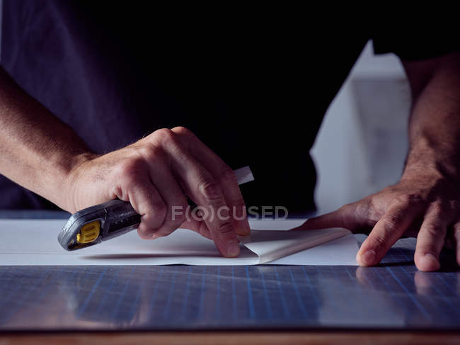 Menschenhände, die im Buchmacheratelier arbeiten und Einband für Buch mit Bleistift und Lineal messen — Stockfoto