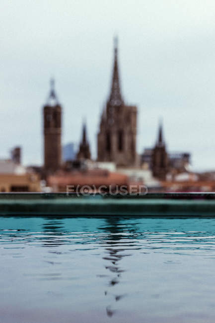 Blurred vecchia chiesa incredibile con piscina di acqua cristallina calma che riflette il cielo blu a Barcellona Spagna — Foto stock