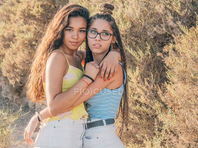 Happy trendy young women bonding at countryside — Stock Photo