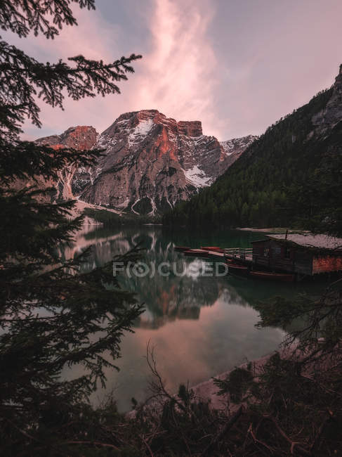 Бугельний човен в оточенні гір на спокійному озері — стокове фото