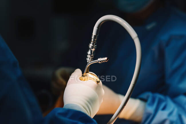 Неузнаваемая операция врача с инструментами и медсестрой — стоковое фото