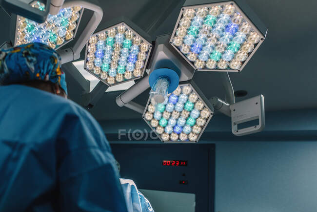 Desde abajo lámparas quirúrgicas de alta potencia en quirófano del hospital - foto de stock
