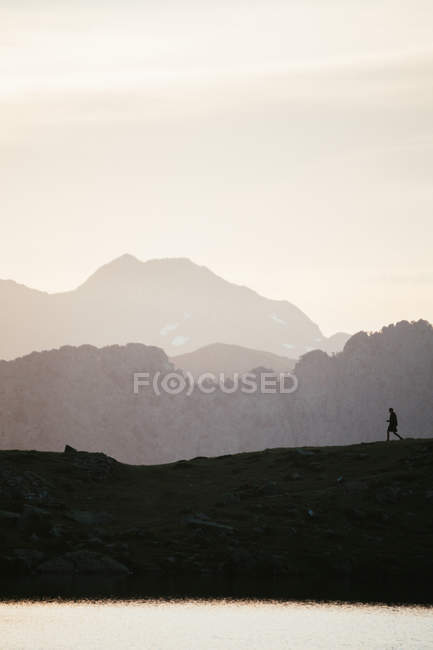 Majestätische Berglandschaft mit menschlicher Silhouette — Stockfoto