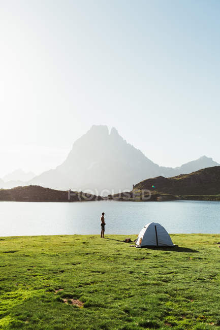 Homme près de la tente dans la montagne — Photo de stock