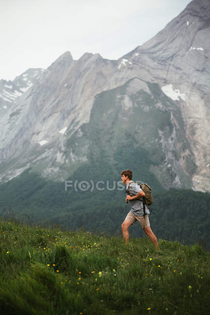 Homme avec sac à dos randonnée dans les Pyrénées montagnes — Photo de stock