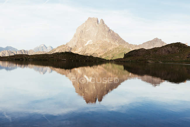 Vista pitoresca do lago na área de montanha — Fotografia de Stock