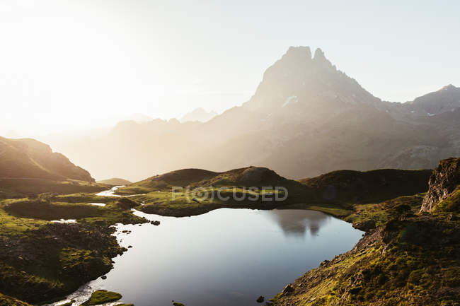 Живописный вид на озеро в горной местности — стоковое фото