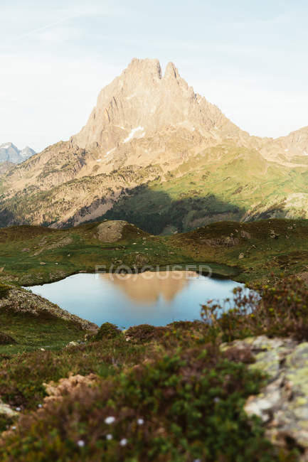 Vista pittoresca del lago nella zona di montagna — Foto stock