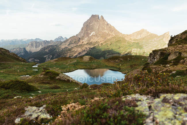 Vue pittoresque du lac en zone de montagne — Photo de stock
