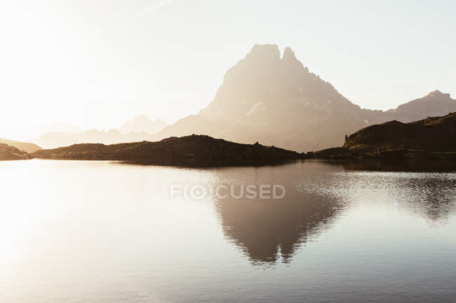 Pintoresca vista del lago en la zona de montaña - foto de stock