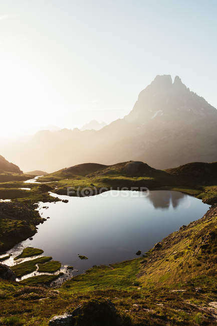 Мальовничий вид на озеро в гірській місцевості — стокове фото