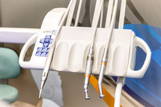 Taladros dentales en bandeja blanca en odontología - foto de stock