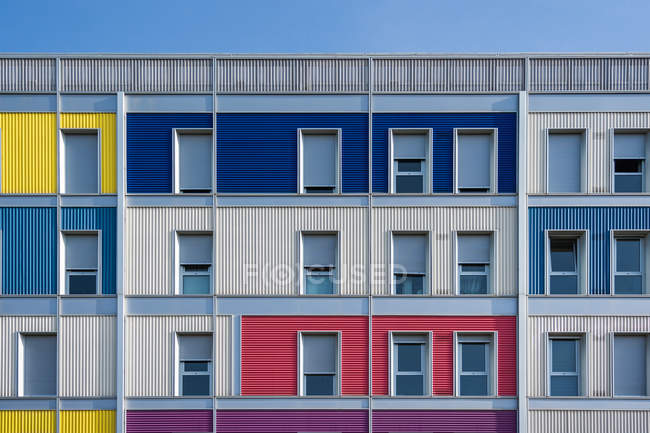 Внешний вид современного красочного городского дома с длинными полуоткрытыми узкими окнами — стоковое фото