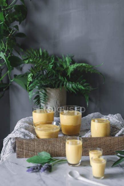 Вкусный ароматический манговый мусс в очках на скатерти — стоковое фото