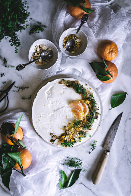 Gâteau à la mandarine décoré sur nappe blanche — Photo de stock