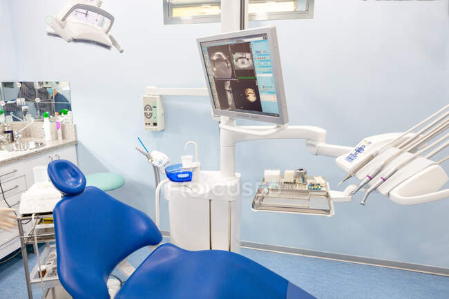 Dentisterie avec chaise bleue et moniteur de perceuses et lumière — Photo de stock