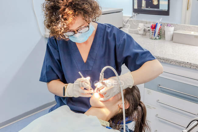 Стоматолог робить ін'єкції зі шприцом у відкритому роті пацієнта — стокове фото