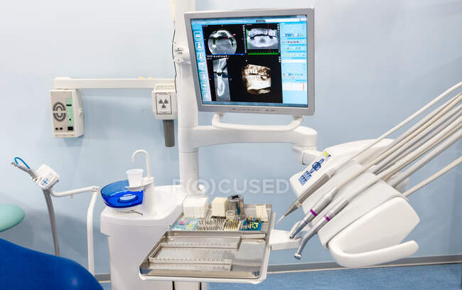 Monitor en silla dental con imagen de dientes - foto de stock