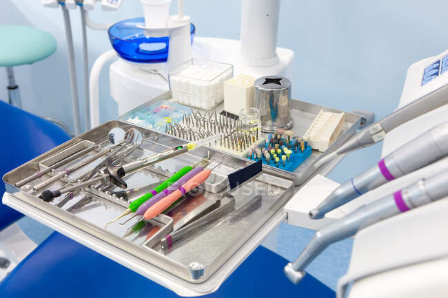 Zahnspritze mit Medikamenten und Werkzeugen auf Tablett in der Zahnmedizin — Stockfoto