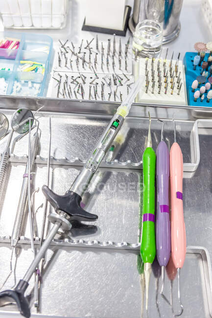 Jeringa dental con medicina y herramientas en bandeja en odontología - foto de stock