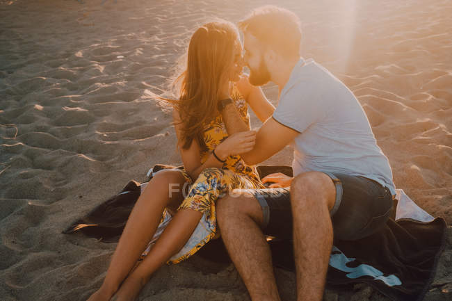 Les jeunes amoureux se lient en bord de mer dans la soirée romantique coucher de soleil — Photo de stock