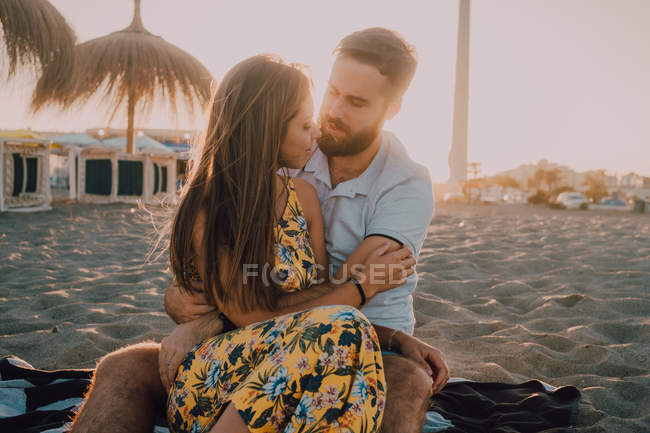 Jovens apaixonados se unindo à beira-mar na noite romântica do pôr do sol — Fotografia de Stock