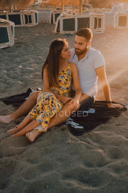 Giovani innamorati che si legano in riva al mare in serata romantica al tramonto — Foto stock