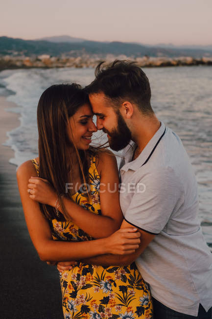 Uomo amoroso abbracciare donna affascinante delicatamente al mare — Foto stock