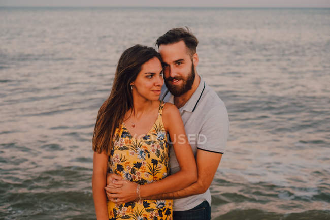 Verliebter Mann umarmt charmante Frau sanft am Meer — Stockfoto