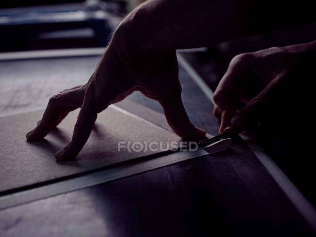 Руки переплётчика, клеящего книгу в твёрдую обложку с рулоном — стоковое фото