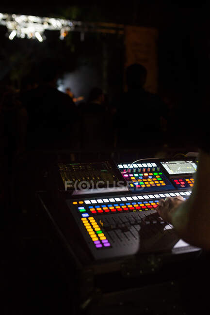 Звуковий мікшер у живій події вночі — стокове фото