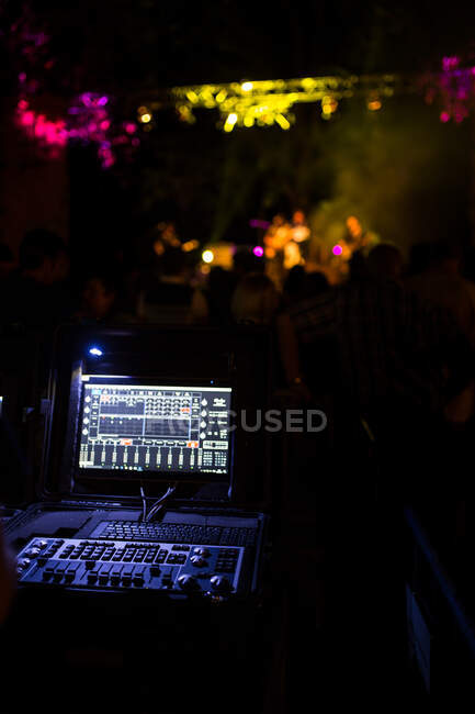 Table de mixage dans un événement live la nuit — Photo de stock