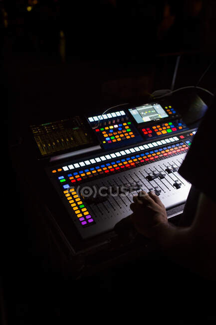 Soundboard-Mischpult bei einem Live-Event in der Nacht — Stockfoto