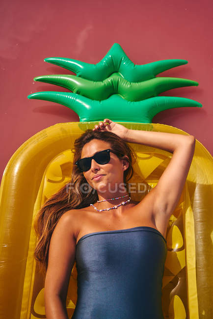 Femme rêveuse reposant sur un matelas gonflable — Photo de stock