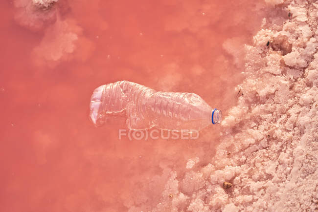 Garrafa de plástico em água do mar poluída — Fotografia de Stock
