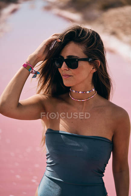 Jovem modelo bonito em maiô postura na praia — Fotografia de Stock