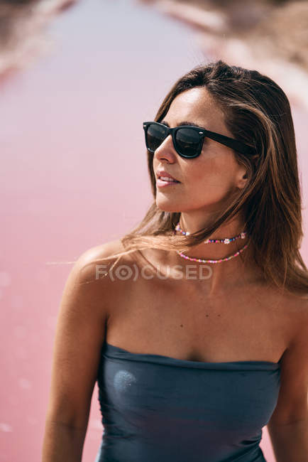 Молодая красивая модель в позах в купальниках на пляже — стоковое фото