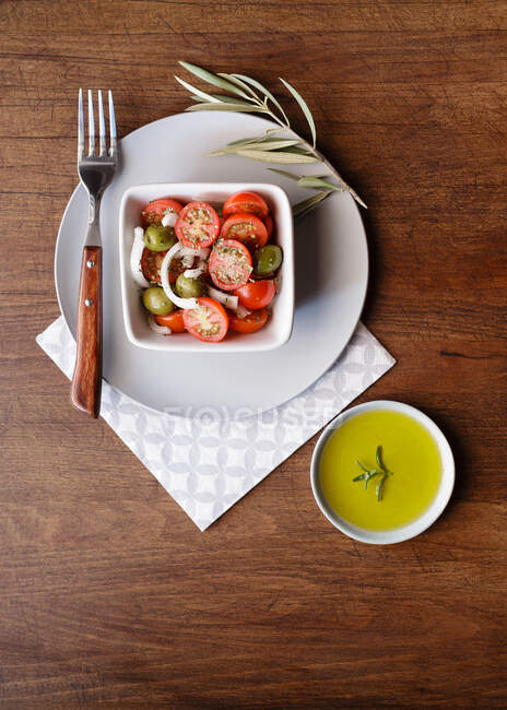 Frische vegetarische Mahlzeit auf dem Teller — Stockfoto