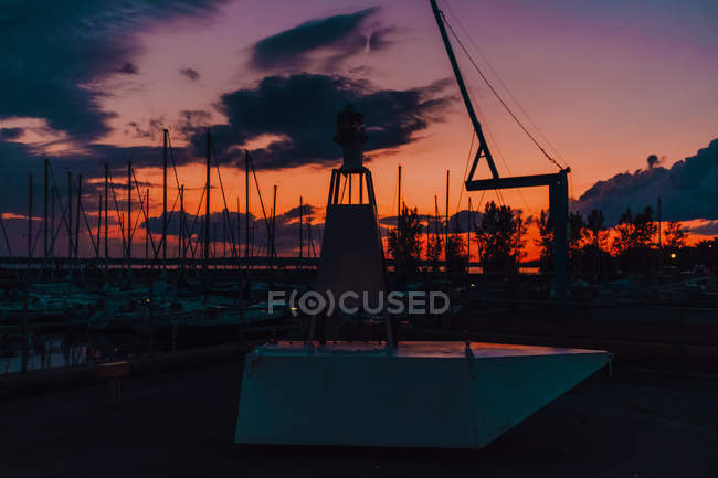 Pier filled with sailboats and yachts during beautiful sundown over sea in summer — Stock Photo
