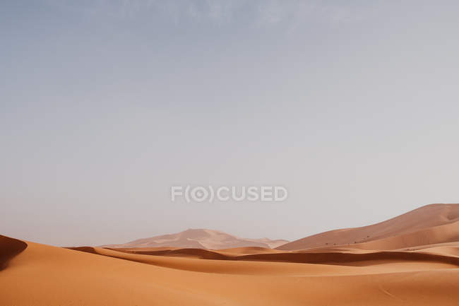 Холм из сухого песка посреди большой пустыни на фоне неба в Морабо — стоковое фото