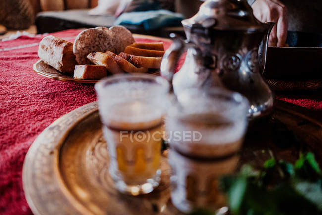 Conjunto de postres y bandejas árabes tradicionales con teteras y tazas colocadas sobre la mesa durante la ceremonia de té tradicional. - foto de stock