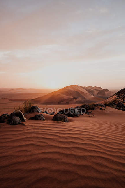 Вечорами в Марокко над гористими пагорбами та скелями в посушливій пустелі. — стокове фото