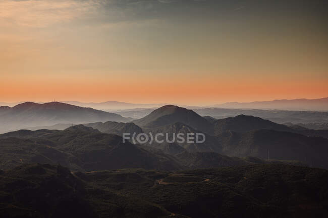 Vista aérea de las montañas al amanecer, Cataluña, España - foto de stock